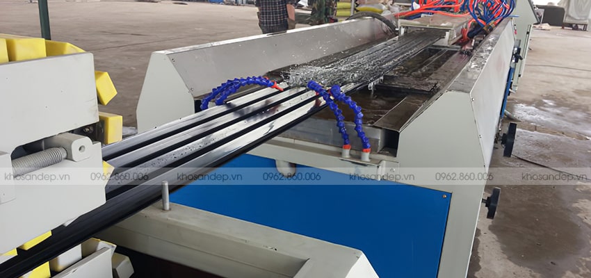 Máy sản xuất sàn nhựa vân gỗ GW-PP02A của KOSAGO