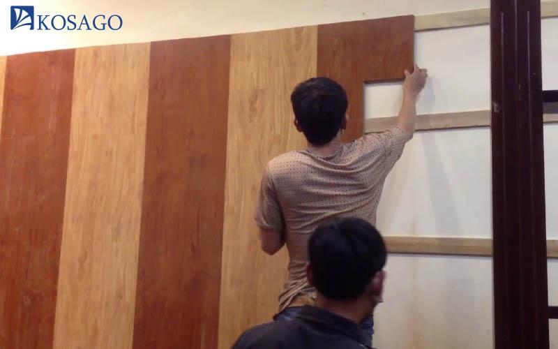 thực hiện lắp đặt tấm gỗ nhựa ốp tường